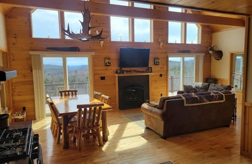 Stoneham Ski Chalet | Mountain Chalet w/Lake Access + Views, Fireplace Deck, Sleeps 8 Stoneham Me