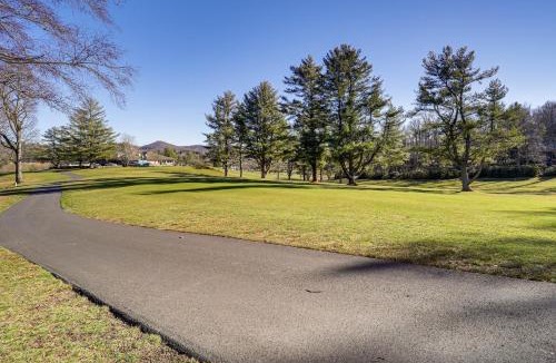 Spruce Pine House | ‘Mountain Golf’ Family Home w/Deck in Spruce Pine