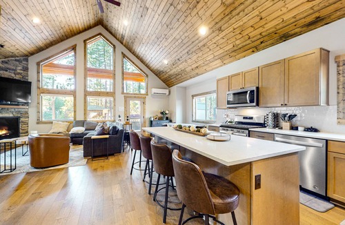 Ronald Cabin | Mountain/lake escape with game room, fast WiFi & Roslyn Ridge amenities