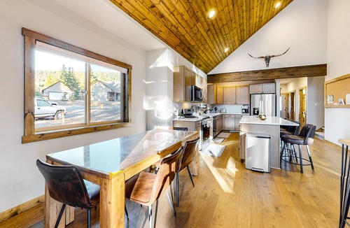 Ronald Cabin | Mountain/lake escape with game room, fast WiFi & Roslyn Ridge amenities