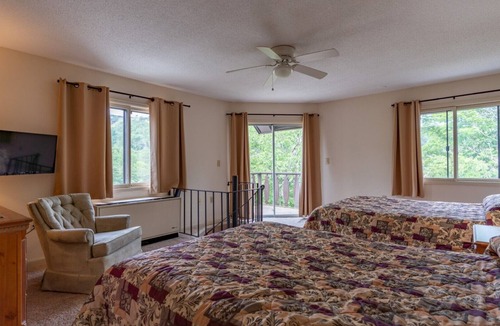 Beech Mountain Hotel | Mountain Lodge Near Fred’s | Fall Leaf-Peeping in Beech NC