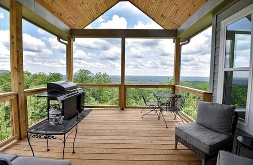 Clarkesville Cabin | Mountain Ridge Retreat