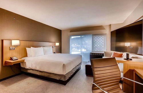 Mountain House Hotel | Mountain Stay w/King Bed, Breakfast Included & Easy Ski Access