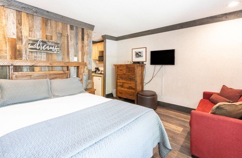 Telluride Hotel | Mountain-Style Remodeled Hotel Room With Kitchenette
