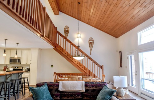 Carroll House | Mountain Townhouse - 3 min to slopes - Sleeps 10