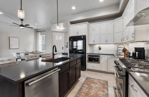 Loveland House | Mountain View Townhome~ Pickleball & Putting Green