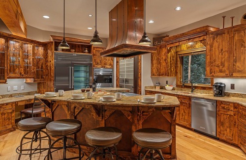 Breckenridge House | Mountain Views + Hot Tub + Pet Friendly + Ski Shuttle - Alpenglow Peaks Lodge