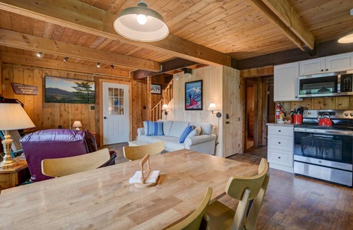 North Conway Cabin | Mountain Views Moon Cottage