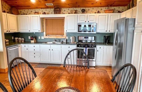 West Jefferson Cabin | Mountain Views & Cooler Days 4BR/3BA w/Mtn Views, Hot Tub, Game Room, & WiFi