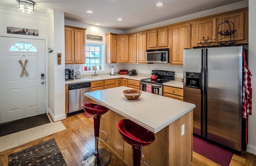 Beech Mountain Condo | Mountain Views + Walk to Overlook Barn, Slopes, Fred's & White Wolf!