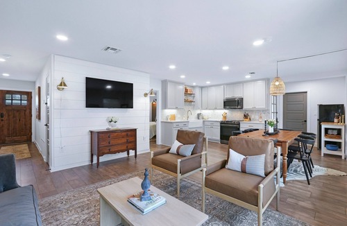 Johnson City House | Ms Dot’s 290 Wine Trail Farmhouse-Downtown- Fire Pit - Covered Patio