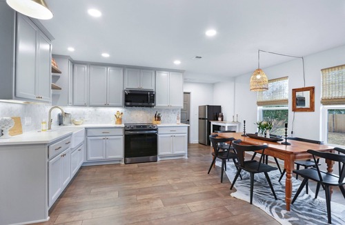Johnson City House | Ms Dot’s 290 Wine Trail Farmhouse-Downtown- Fire Pit - Covered Patio