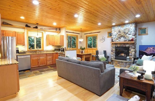 Glacier House | Mt Baker Basecamp-Foosball, Fireplace & Hot Tub