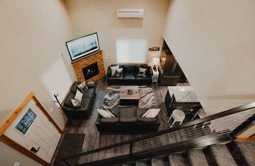 Paradise Estates Cabin | Mt Rainier Cabin - Sauna! Hot Tub! Jetted Tub! EV!