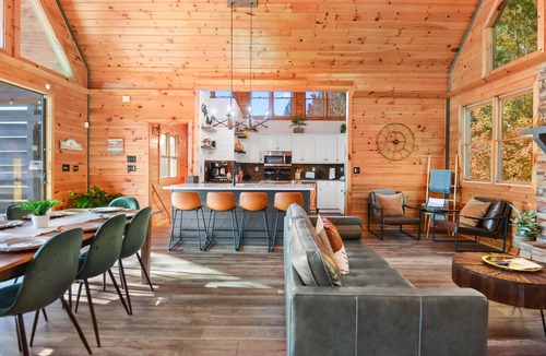 Epworth Cabin | MTN VIEWS! Modern Cabin, Hot tub, Games, Families & Groups!