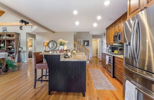 Walnut Mountain Cabin | MTN views - Sleeps 10 - Large Kitchen & Living Room - Great Family Retreat