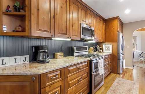 Walnut Mountain Cabin | MTN views - Sleeps 10 - Large Kitchen & Living Room - Great Family Retreat