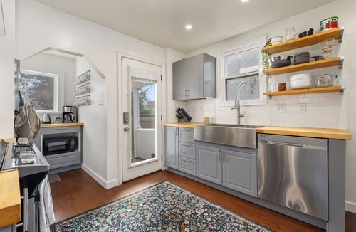 Merion Village House | *MTR* Hot Tub | EZ Parking | 2BR by German Village | 30 day min