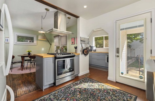 Merion Village House | *MTR* Hot Tub | EZ Parking | 2BR by German Village | 30 day min