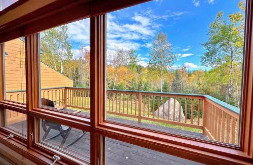 Carroll House | MWP69 Spacious 5-bedroom condo, partial Notch views, 2 min to skiing!
