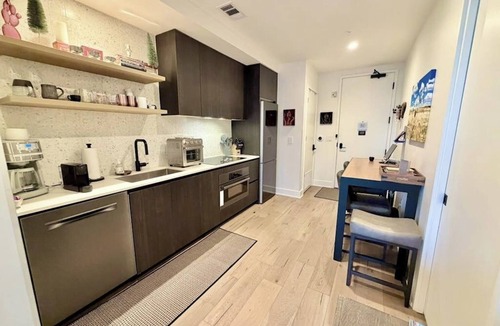 Rainey Street Historic District Apartment | Natiivo Sky Cottage king studio with balcony & rooftop pool