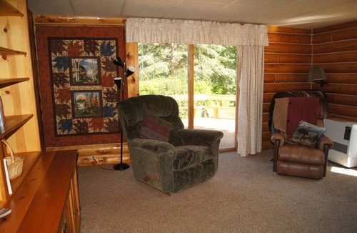Glacier View House | Nestled in a quiet community in the Mountains near the Matanuska Glacier
