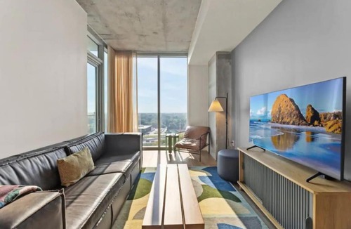 Rainey Street Historic District House | NEW 1BR Scenic Retreat with Rooftop pool on Rainey St