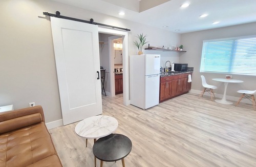 Keaau House | New Air Conditioned! Cozy & Modern Style Studio with King Size Bed Free Laundry