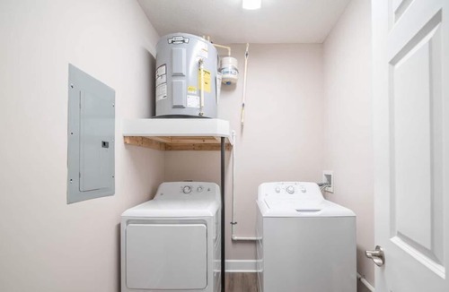 Polaris Apartment | NEW!! Blue Reflective! *Seconds from Polaris Pkwy