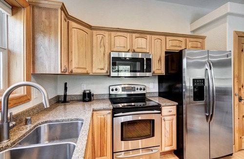 Blue River House | NEW Bluebird Views, 5mi to Breck, Hot Tub, Quiet Neighborhood!