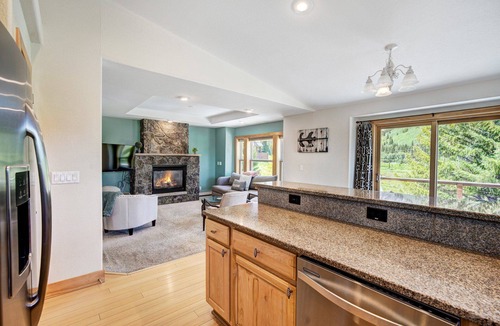 Blue River House | NEW Bluebird Views, 5mi to Breck, Hot Tub, Quiet Neighborhood!