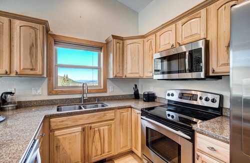 Blue River House | NEW Bluebird Views, 5mi to Breck, Hot Tub, Quiet Neighborhood!