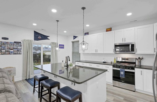 Buckeye Lake House | New Build 2024 | Spacious | Hot Tub | Pet-Friendly