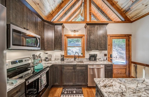 Ellijay House | New Build Luxury Cabin near Town! Fire Pit~ Hot tub~ Game Room~Pool & Fireplace!
