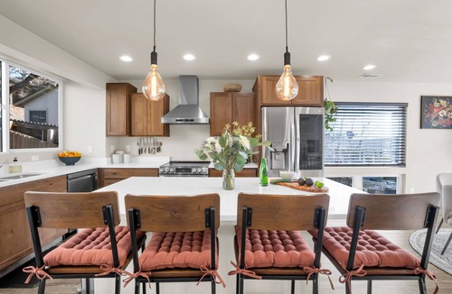 Whittier House | NEW Central 2BR/2.5BA w/Sauna, Walk to Pearl St