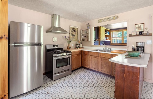 Barnardsville Cottage | New! Charming Oasis on a Trout Stream.