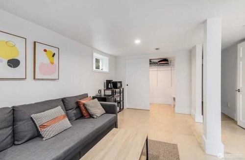 Mid-Beacon Hill Apartment | NEW! Cozy Apt in Beacon Hill with Fast WiFi and TV.