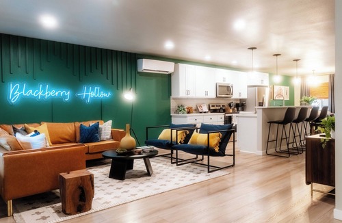 Forks House | NEW - Downtown Forks, Hot Tub, Fire Pit, EV, Games