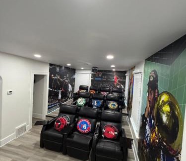Huron House | New Group Space - Sleeps 20! Near Sports Center