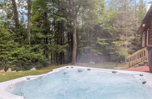 New Hampton Cabin | New Hampton Riverview cabin~Jacuzzi!Firepit!Dogs Welcome!nSki! Hike! Explore!