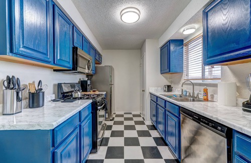 Franklin Park House | NEW! Happy Hollow- w/3 King Beds + Ping-Pong/Movie Room