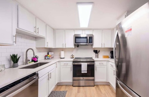 South Lamar Apartment | NEW King Suite on SoLa, Fully Stocked, Pool + Gym