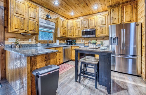 Epworth Cabin | New Listing Discount! Modern. Arcade Games. Ping Pong.Jacuzzi. Fire.King Beds