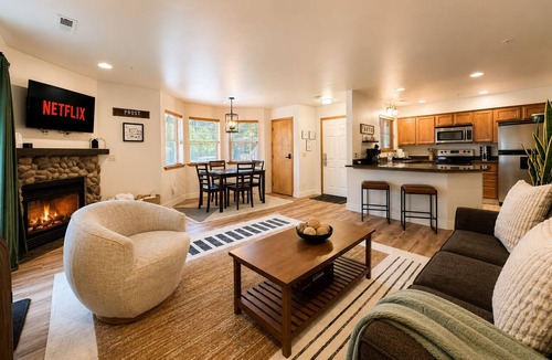 Downtown Leavenworth Condo | New Listing-Edelweiss Escape-In Town, Pool, Hot Tub