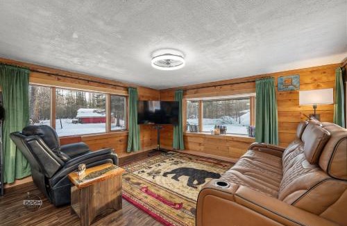 Fishhook House | New Listing - River Front Cabin with Hot Tub near Hatcher Pass