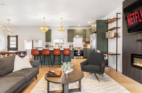 Parkland House | ★New LUX Big Kitchen 2-King Beds Arcade by PLU/JBLM/Korea Town★