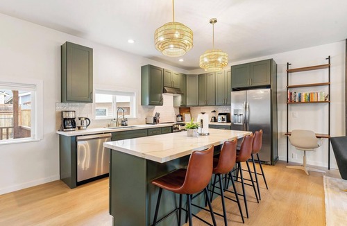 Parkland House | ★New LUX Big Kitchen 2-King Beds Arcade by PLU/JBLM/Korea Town★