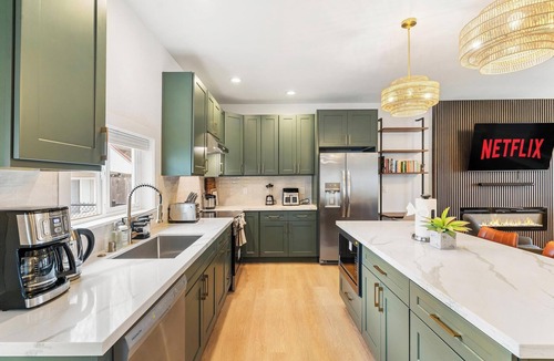 Parkland House | ★New LUX Big Kitchen 2-King Beds Arcade by PLU/JBLM/Korea Town★