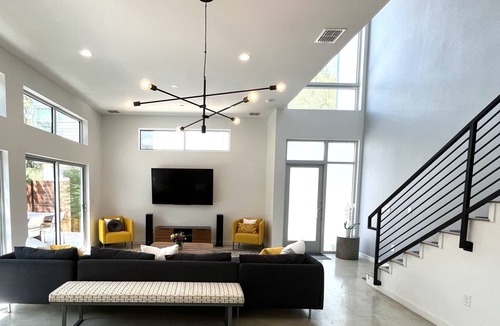 South Lamar House | ☀️New Modern Oasis: heated pool, huge yard, child & pet friendly near DT