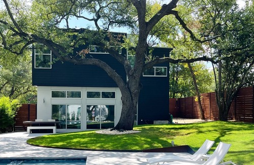 South Lamar House | ☀️New Modern Oasis: heated pool, huge yard, child & pet friendly near DT